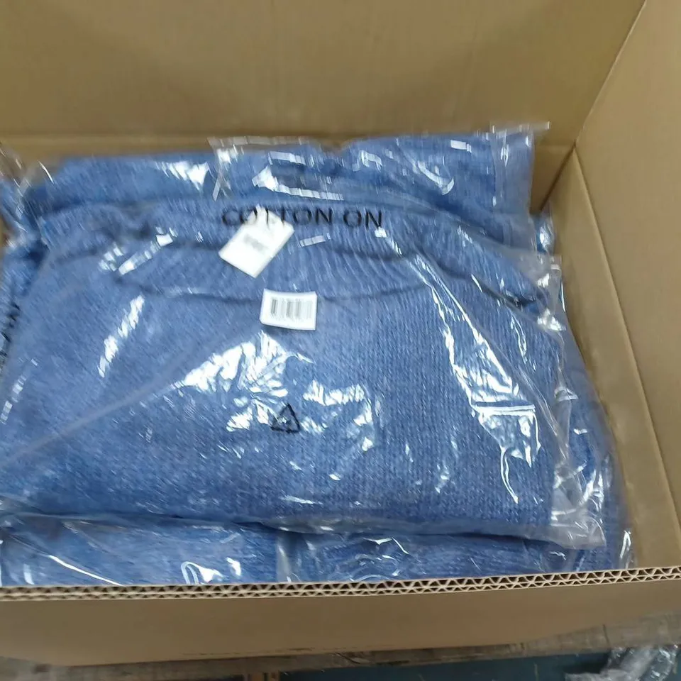 APPROXIMATELY 30 ASSORTED CLOTHING ITEMS TO INCLUDE BLUE DENIM STRETCH JEANS, ROLL NECK PULLOVERS ALL IN VARIOUS SIZES