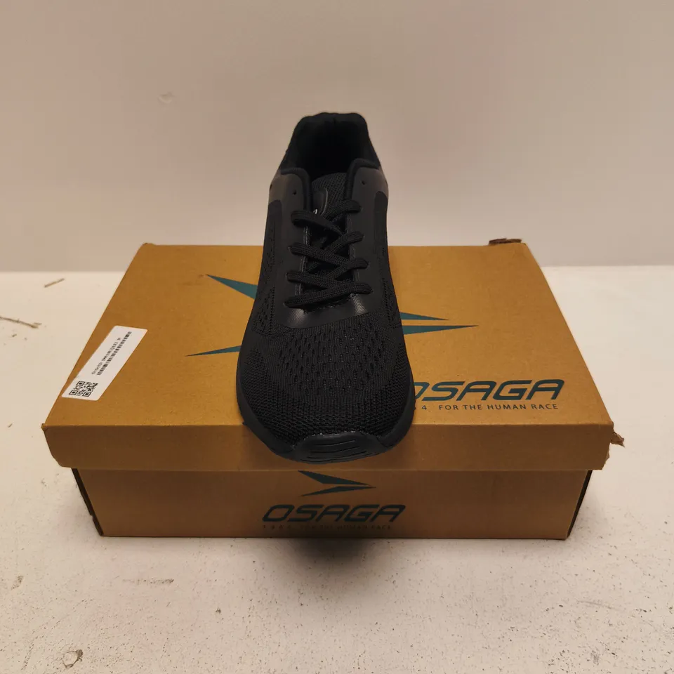 BOXED PAIR OF OSAGA MAGNITUDE TRAINERS IN BLACK - SIZE 8