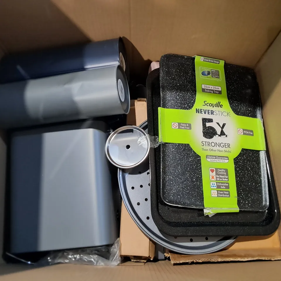 LOT OF APPROXIMATELY 15 ASSORTED HOUSEHOLD ITEMS TO INCLUDE BAKING TRAYS, ROASTER AND STOCK POT