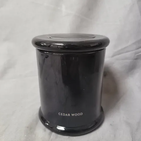 CEDAR WOOD SCENTED CANDLE IN BLACK JAR WITH LID