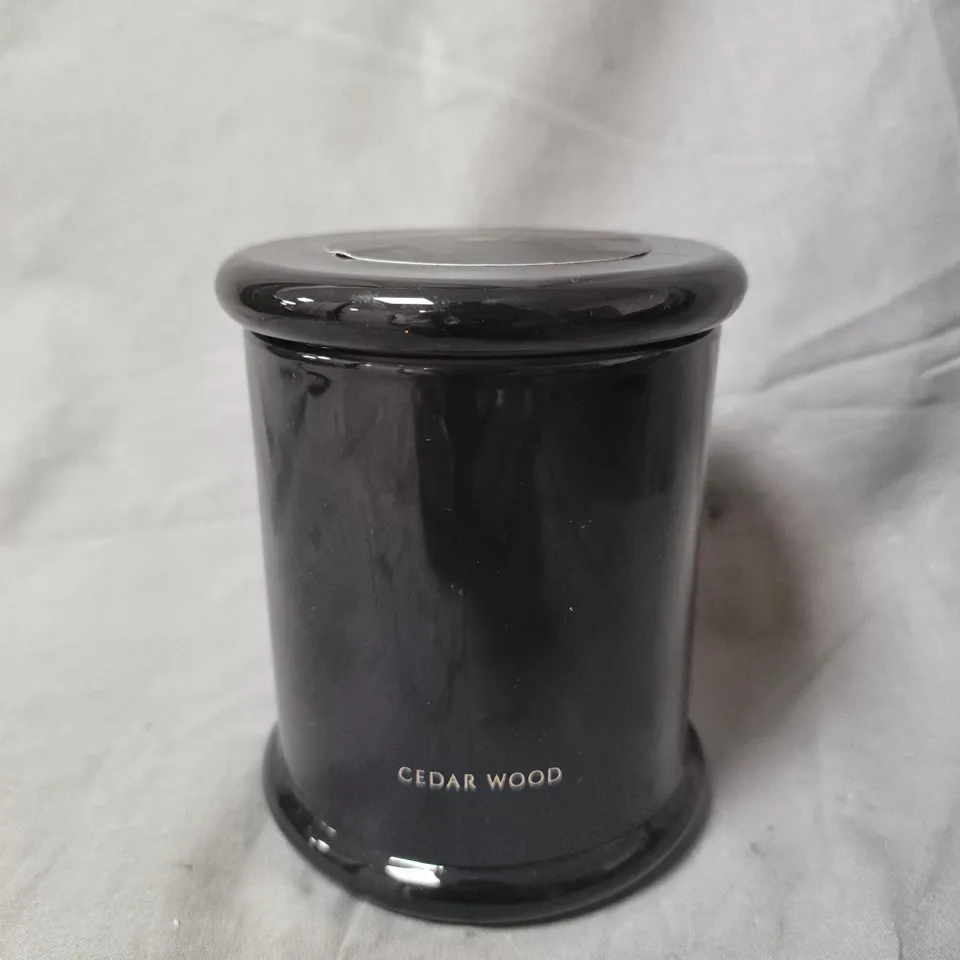 CEDAR WOOD SCENTED CANDLE IN BLACK JAR WITH LID
