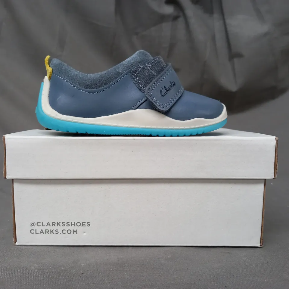 BOXED PAIR OF CLARKS ROLLER FUN INFANT SHOES IN STEEL BLUE UK SIZE 5