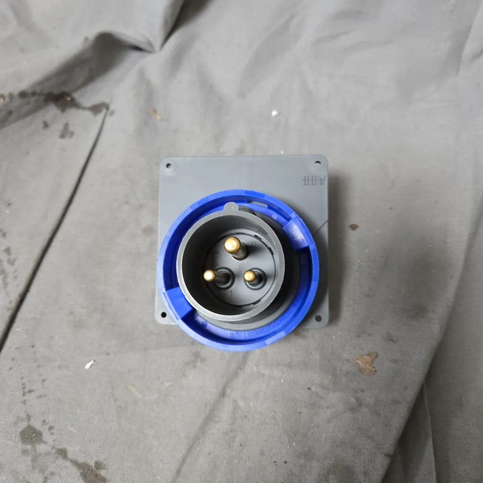 APPROXIMATELY 10 X IEC 60309 BLUE 3-POLE INDUSTRIAL POWER CONNECTOR (230V, 16A) WITH MOUNTING PLATE