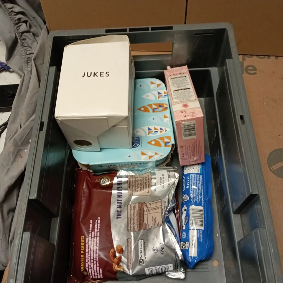 TOTE OF APPROXIMATELY 8 ASSORTED FOOD ITEMS TO INCLUDE: PACK OF CHICKEN SUPER NOODLES AND BISCOFF 