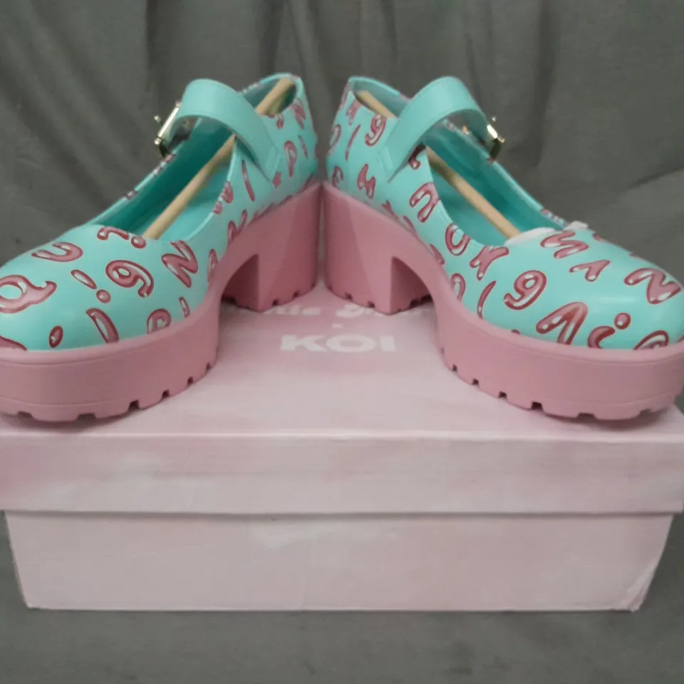 BOXED PAIR OF MELANIE MARTINEZ X KOI PLATFORM BLOCK HEEL SHOES IN CYAN/PINK SIZE 6