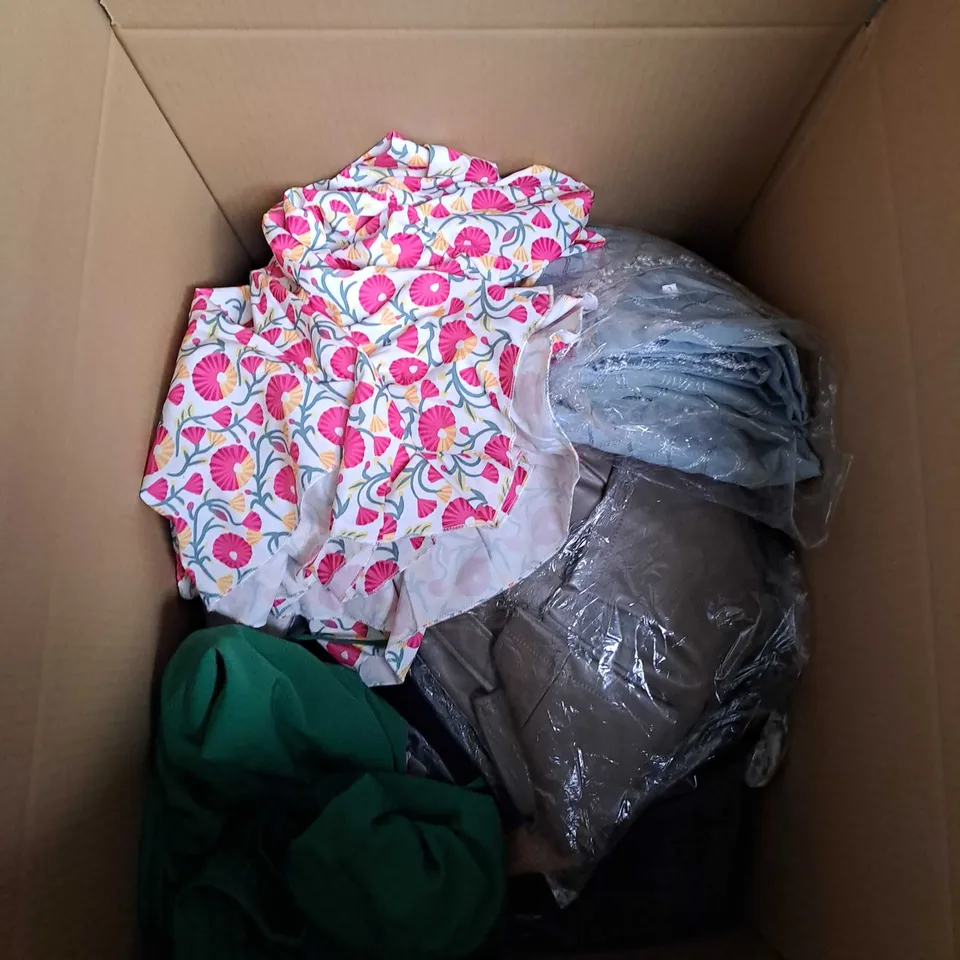 BOX OF APPROXIMATELY 20 ASSORTED CLOTHING AND FASHION ITEMS IN VARIOUS STYLES, SIZES, AND COLOURS - COLLECTION ONLY
