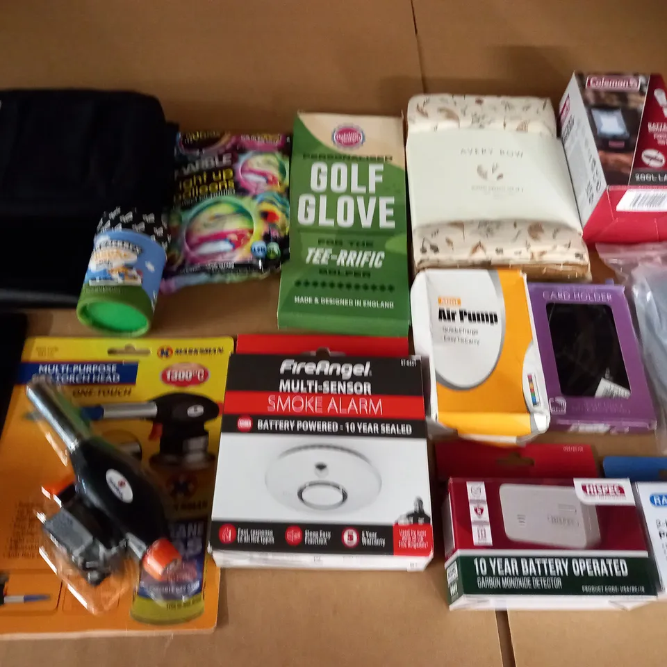 LOT OF 16 ASSORTED HOUSEHOLD ITEMS TO INCLUDE COLEMAN LANTERN, SMOKE ALARM AND 2-HOLE PUNCH