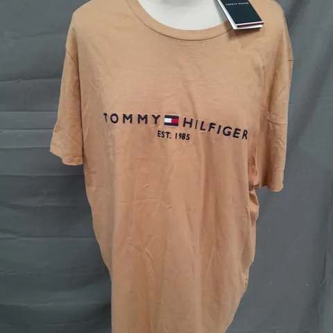 TOMMY HILFIGER SLIM FIT TEE IN BROWN - XXL
