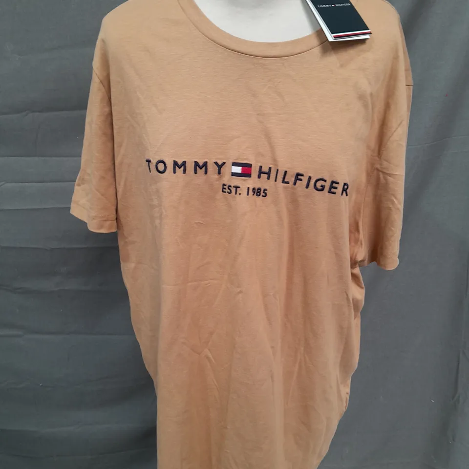 TOMMY HILFIGER SLIM FIT TEE IN BROWN - XXL