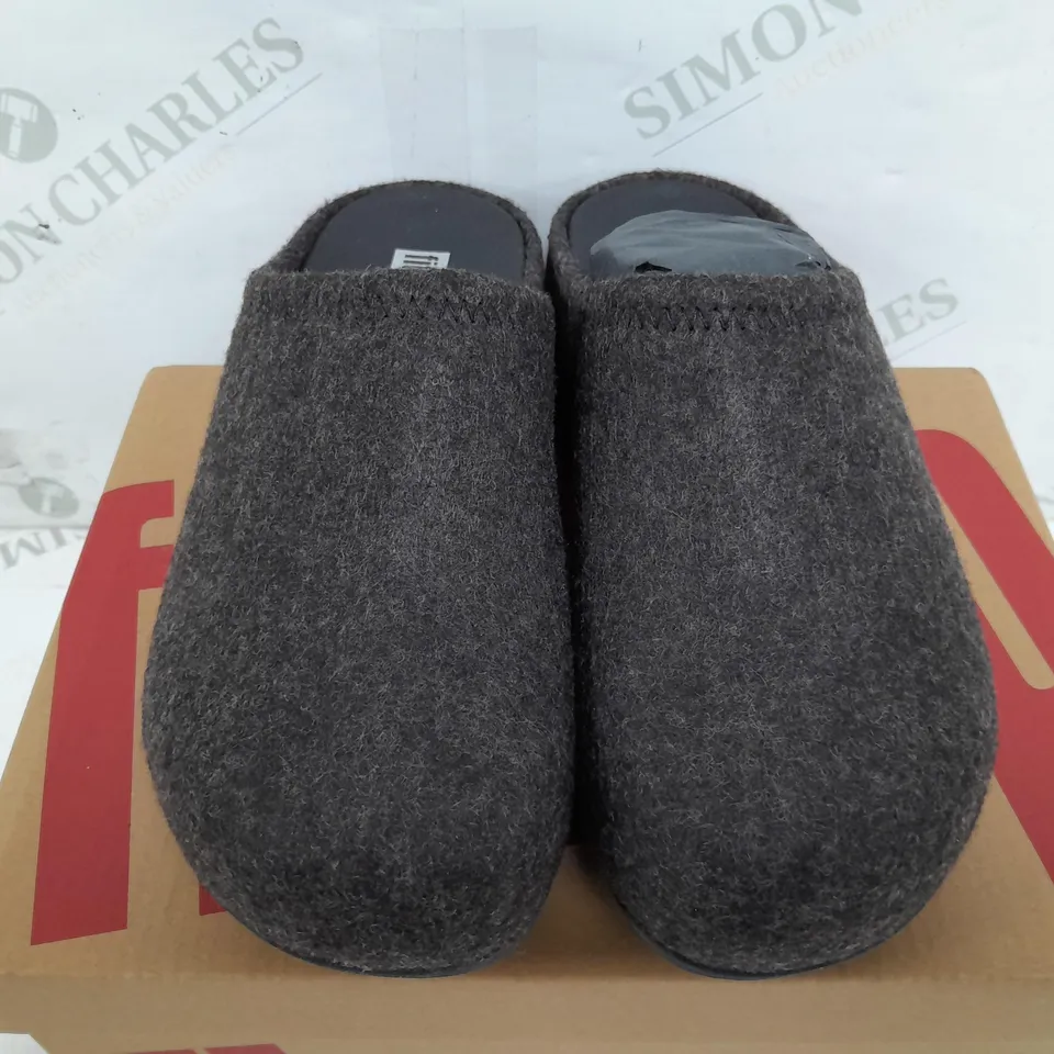 BOXED PAIR OF FITFLOP CUSHY FELT CLOG SLIPPERS IN NLACK - UK 04