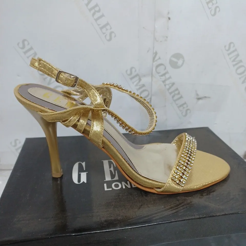 BOX OF APPROXIMATELY 20 ASSORTED SHOES TO INCLUDE BLACK HEELS, GOLD HEELS, PINK FLIP FLOPS ETC