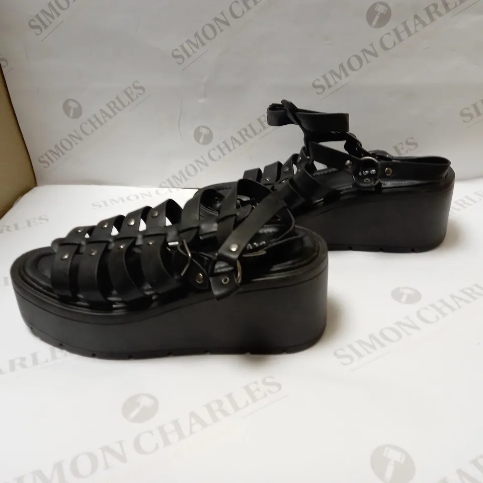 DESIGNER KOI VEGAN BATTLE GROUND STRAPPY WEDGE SANDALS SIZE 4