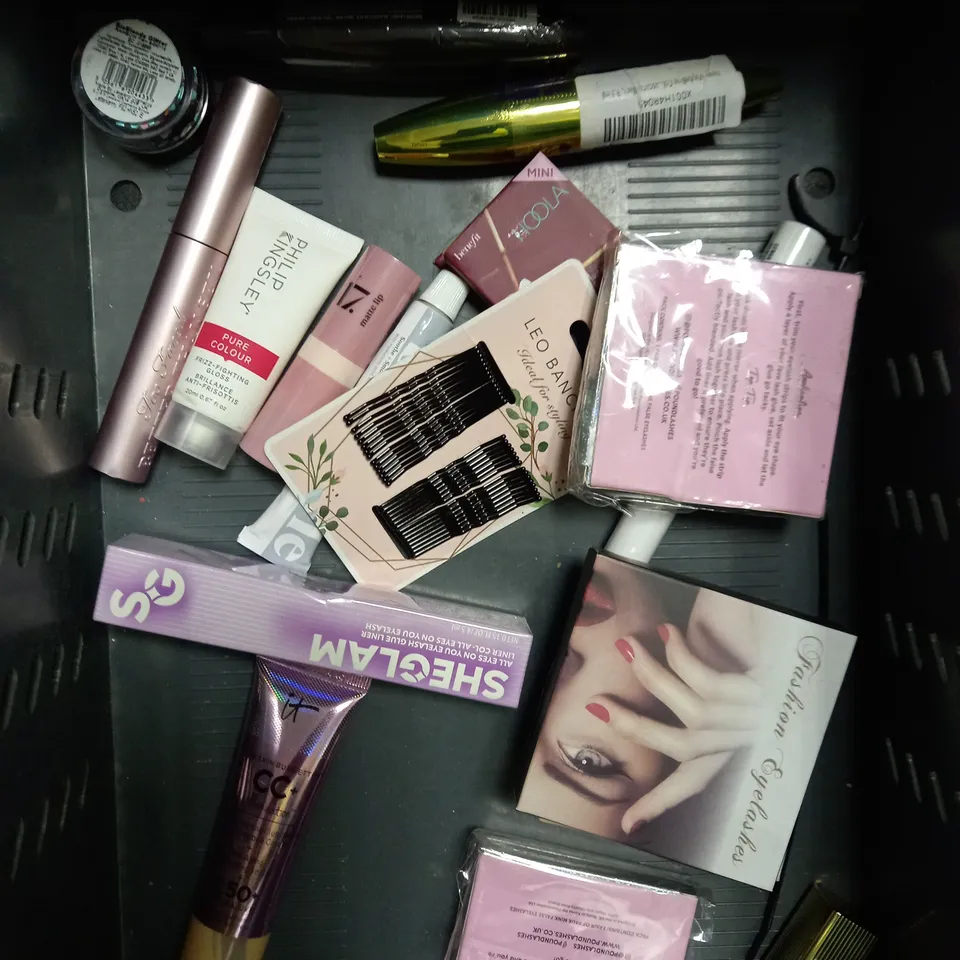 BOX OF APPROXIMATELY 20 ASSORTED HEALTH & BEAUTY PRODUCTS TO INCLUDE ALPECIN CAFFINE SHAMPOO, TRIGWELL MINI PUG, CLINIQUE POP LIP COLOUR ETC 