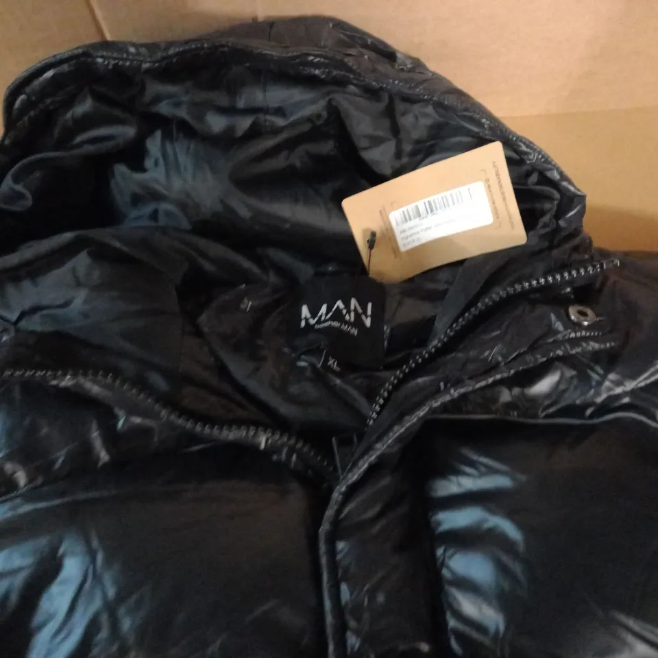 BOOHOO HIGH SHINE PUFFER COAT IN BLACK - XL