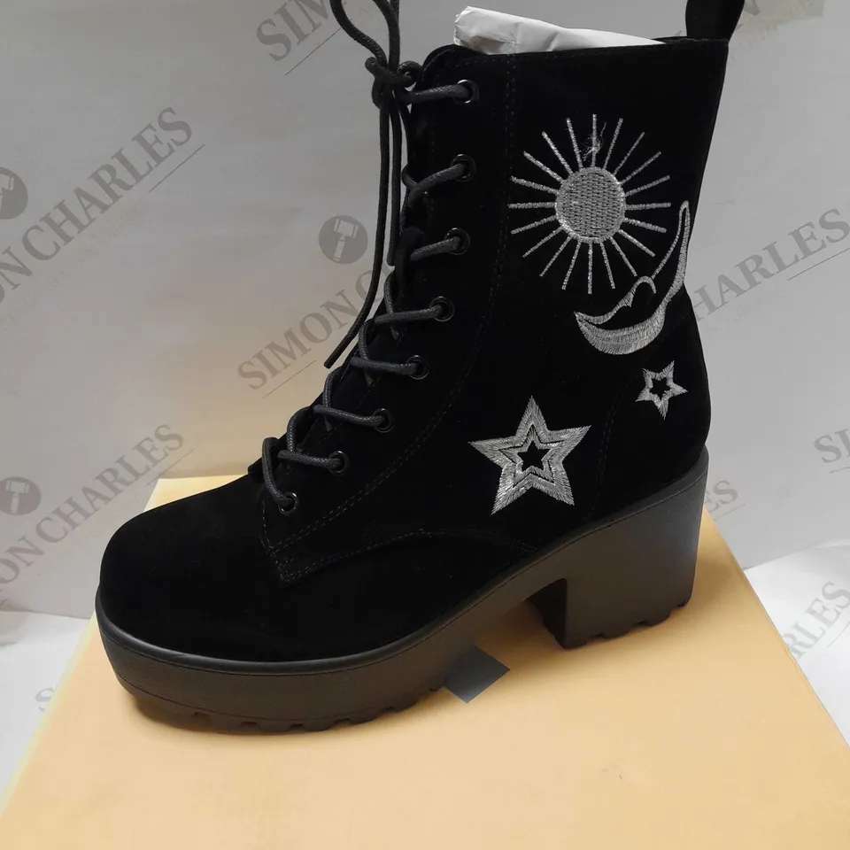 KOI ASTRO STAR & MOON CHUNKY BLACK SUEDE/SILVER BOOTS - SIZE 5