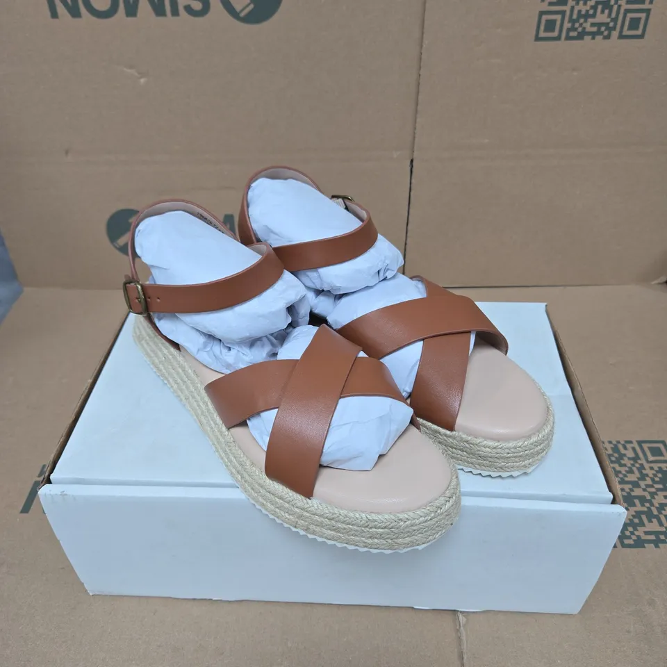 BEN DE LISI PALMA LEATHER SANDAL UK 8 BOXED
