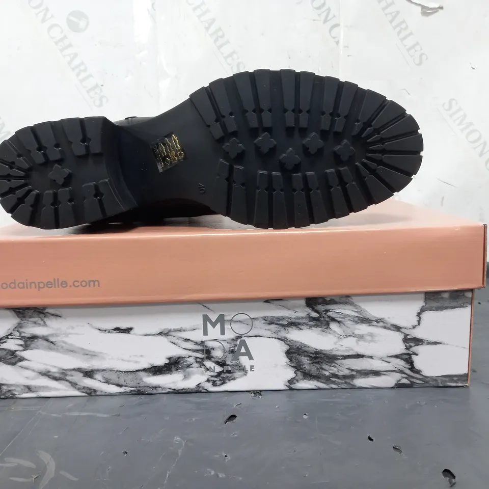 BOXED PAIR OF MODA IN PELLE CHUNKY HEEL CHELSEA BOOTS IN BLACK SIZE 7
