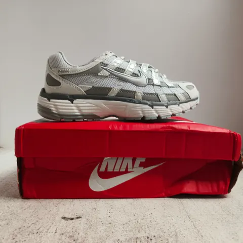 BOXED PAIR OF NAKE P-6000 TRAINERS IN GREY/WHITE SIZE UK 5.5