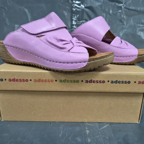 BOXED PAIR OF ADESSO OPEN TOE LOW WEDGE SANDALS IN PURPLE SIZE 6