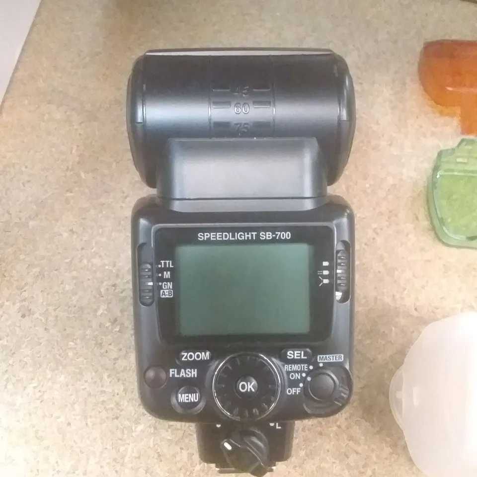NIKON SB-700 AUTOFOCUS SPEEDLIGHT 