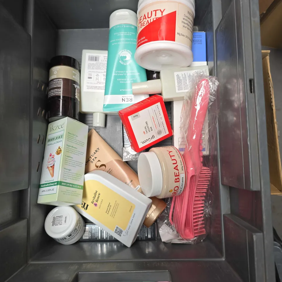 APPROXIMATELY 20 ASSORTED HEALTH & BEAUTY PRODUCTS TO INCLUDE SANEX BODY WASH, E45 HAND WASH AND L'OREAL DAILY FLUID