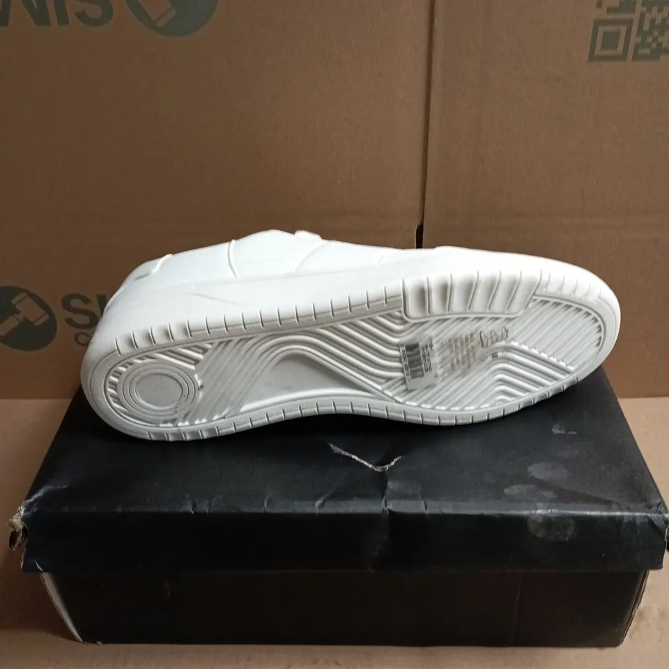 BOXED PAIR OF FRENCH CONNECTION MENS KNIGHT 2 TRAINERS IN WHITE MONO - 10