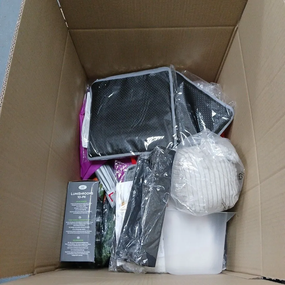 BOX OF APPROXIMATELY 15 ASSORTED HOUSEHOLD ITEMS INCLUDING BEER TRAY , PLACEMATS AND ULTRA PLUSH FOOT WARMER 