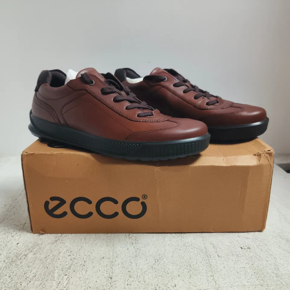 BOXED PAIR OF ECCO BYWAY LACE SHOES IN BROWN SIZE UK 8-8.5
