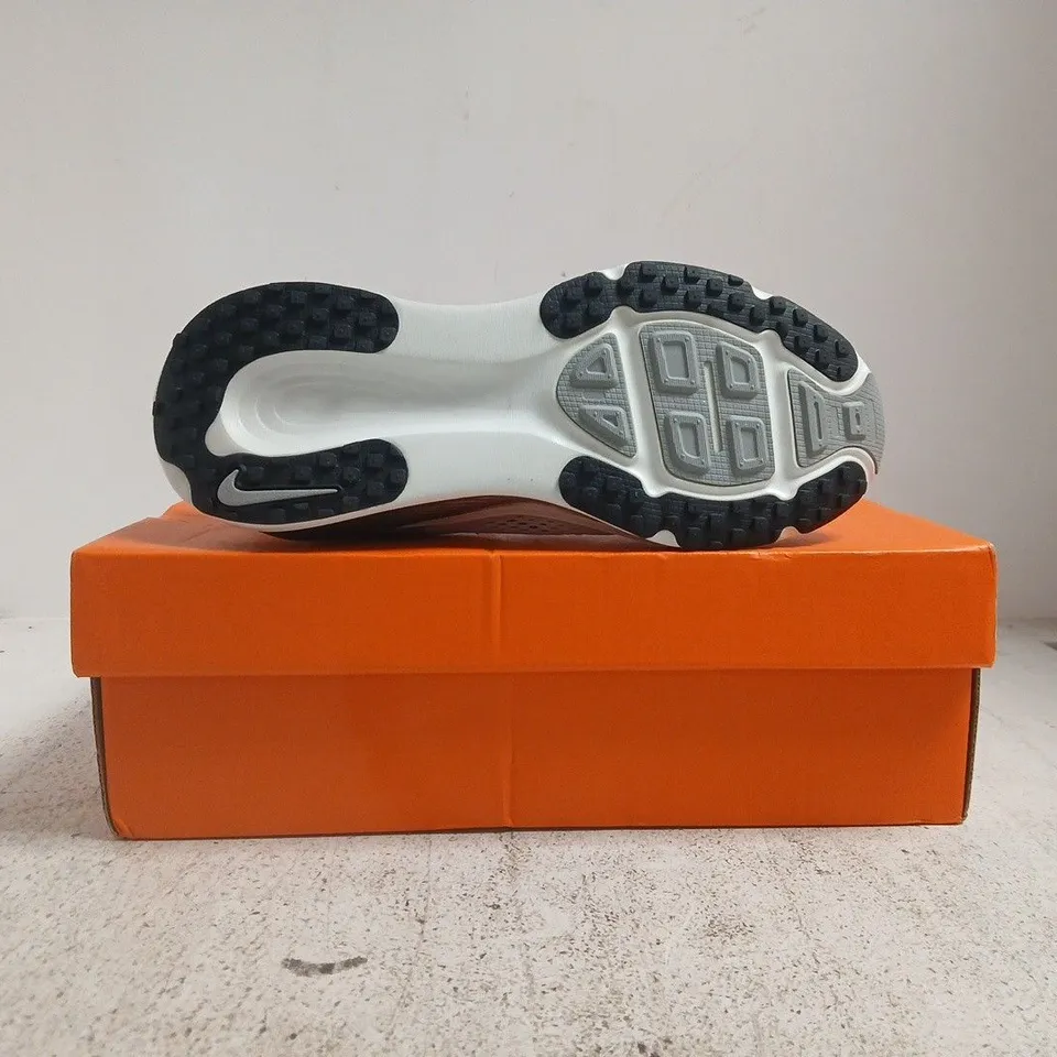 BOXED PAIR OF NIKE VOMERO 18 RR GS TRAINERS IN WHITE/GREY SIZE UK 6