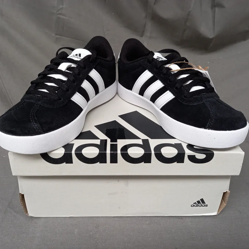 BOXED PAIR OF ADIDAS KIDS SHOES IN BLACK/WHITE UK SIZE 12