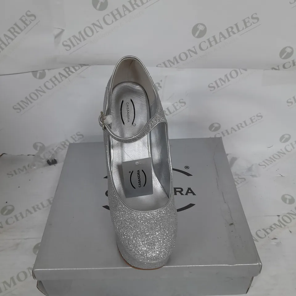 BOXED PAIR OF CASANDRA PLATFORM STRAP SHOE IN SILVER GLITTER SIZE 5