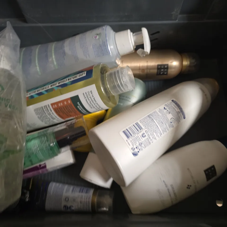 APPROXIMATELY 15 ASSORTED HEALTH & BEAUTY PRODUCTS TO INCLUDE LIZ EARLE , E45 AND RITUALS 
