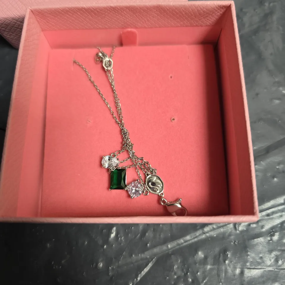 SWAROVSKI SILVER-TONE NECKLACE WITH EMERALD-CUT GREEN STONE AND CRYSTAL CHARMS – PRESENTED IN PINK JEWELLERY BOX