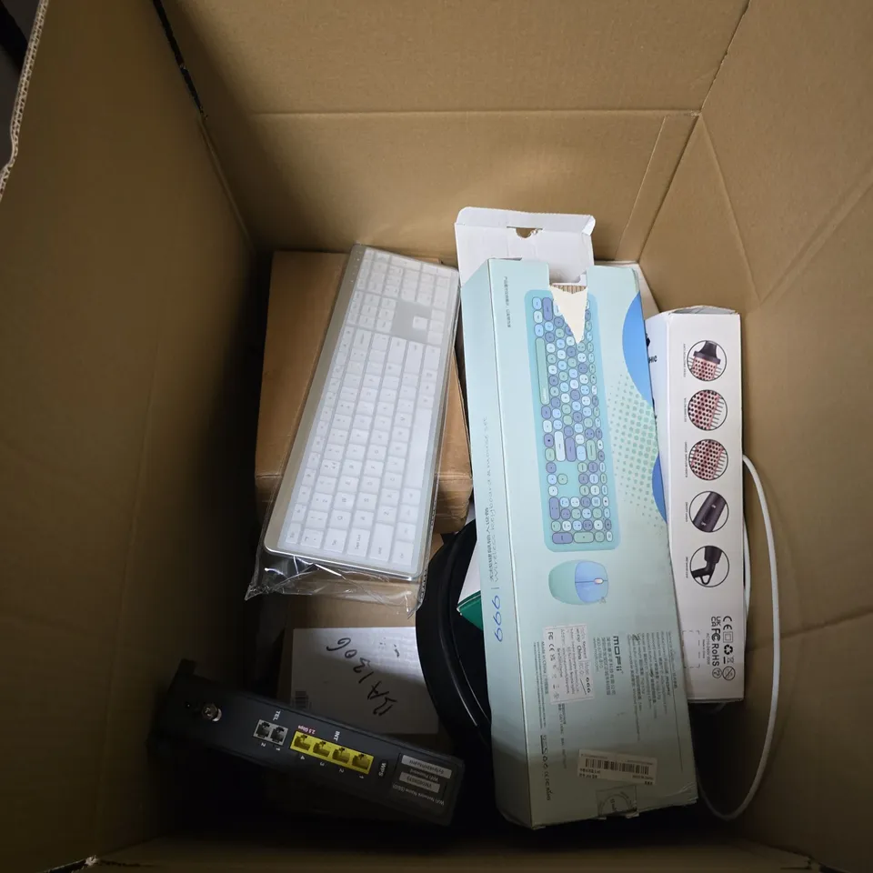BOX OF APPROXIMATELY 10 ASSORTED ITEMS INCLUDING HDMI 2 IN 1 OUT KVM SWITCH , WAUY CHIC ELECTRIC HAIR BRUSH AND SEENDA KEYBOARD