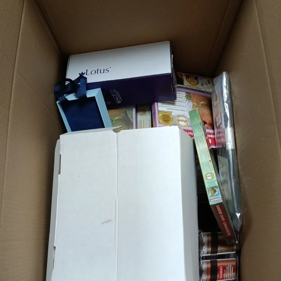 BOX OF APPROXIMATELY 15 ASSORTED ITEMS INCLUDING TANGLE TEEZER , COLOURING FIBRE PENS AND CRANBERRY CHUTNEY SCENTED CANDLE