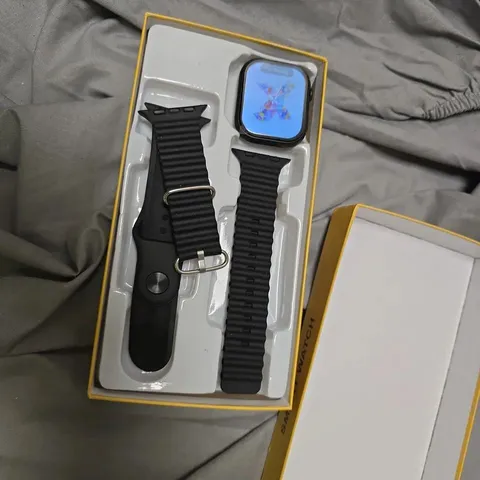 Smartwatch with two black silicone straps – boxed 