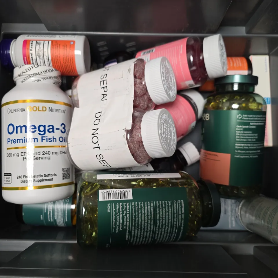 APPROXIMATELY 12 ASSORTED VITAMIN/HEALTH AID PRODUCTS TO INCLUDE H&B OMEGA 3 FISH OIL, COLLAGEN GUMMIES, VEG 1 MULTIVITAMINS, ETC - COLLECTION ONLY