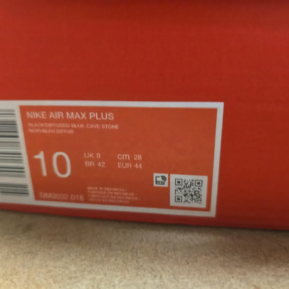 BOXED PAIR OF NIKE AIR MAX PLUS TRAINERS - BLACK, UK 9