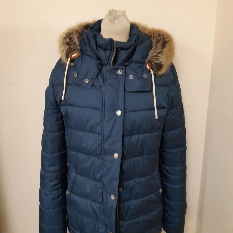 BARBOUR ZIPPED AND BUTTONED PADDED COAT WITH FAUX FUR HOOD SIZE UNSPECIFIED