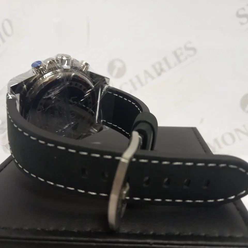 LATOR CALIBRE BLUE DIAL CHRONOGRAPH STYLE LEATHER STRAP WATCH