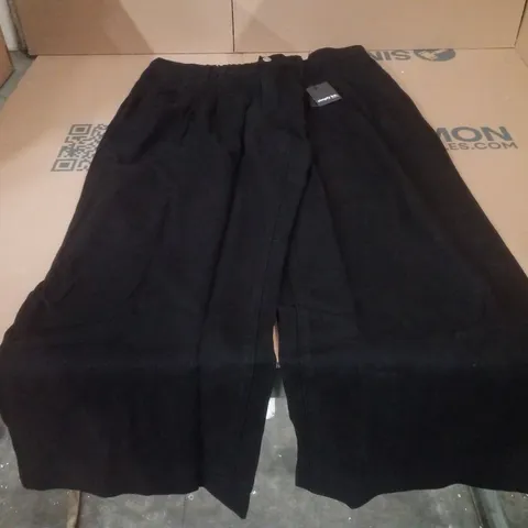 BOX CONTAINING APPROXIMATELY 15 BRAND NEW SIMPLY BE BLACK LYOCELL PLEAT DETAIL WIDE LEG JEANS - SIZE 18R