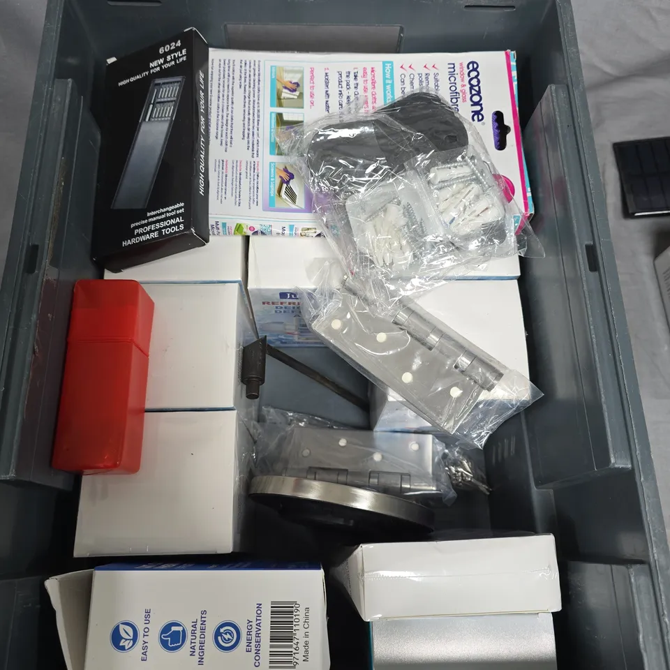 BOX OF ASSORTED ITEMS TO INCLUDE - DOOR HINGE - JUE FISH - CALM PHEROMONE 