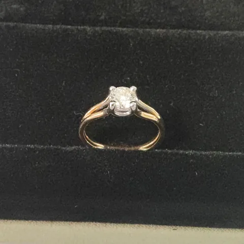18CT GOLD SPLIT SHANK SOLITAIRE RING SET WITH NATURAL DIAMOND