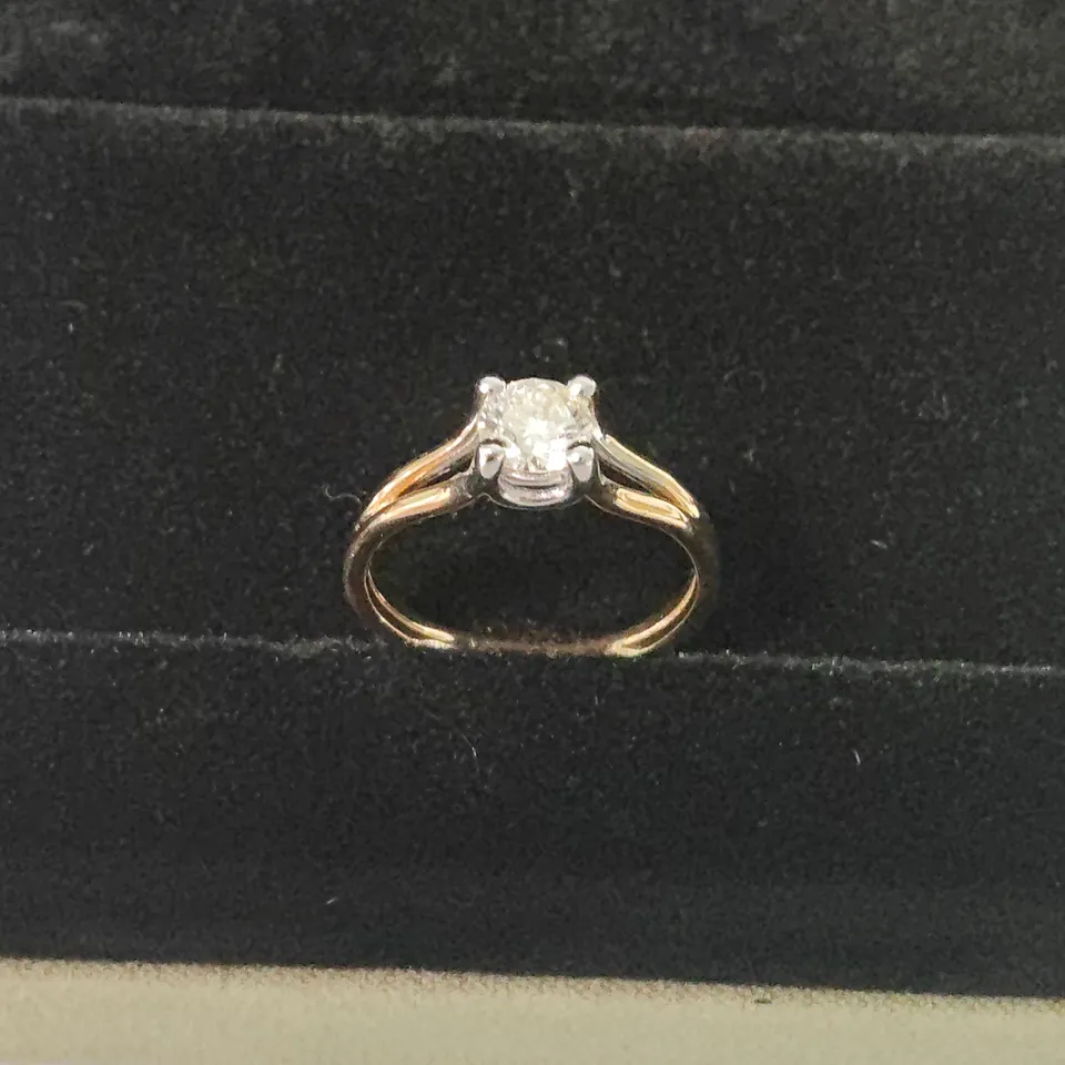 18CT GOLD SPLIT SHANK SOLITAIRE RING SET WITH NATURAL DIAMOND