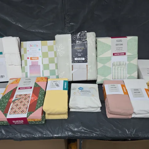BOX OF APPROXIMATELY 12 ASSORTED BEDDING & SOFT FABRICS ITEMS TO INCLUDE - DUVET SET - FITTED SHEET - MATTRESS PROTECTOR ETC. 
