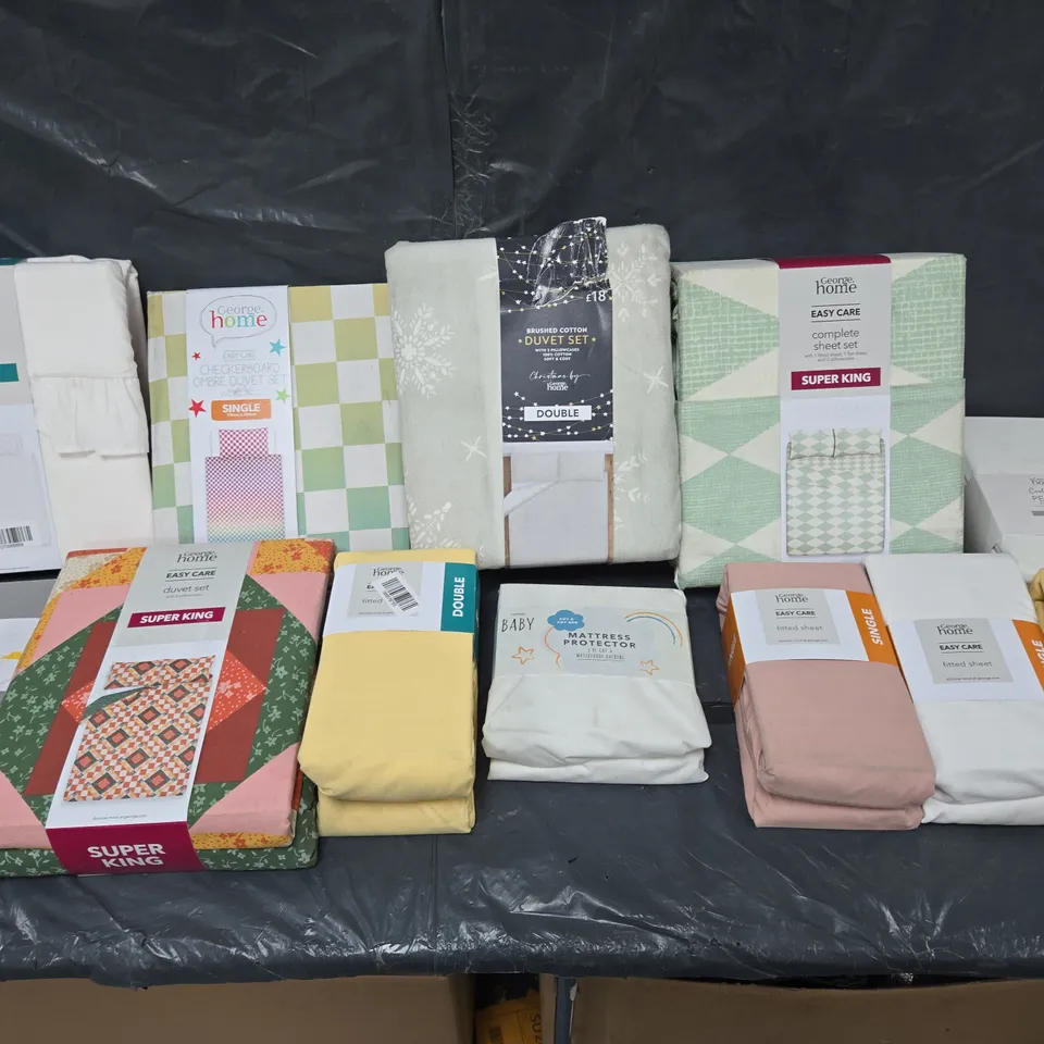 BOX OF APPROXIMATELY 12 ASSORTED BEDDING & SOFT FABRICS ITEMS TO INCLUDE - DUVET SET - FITTED SHEET - MATTRESS PROTECTOR ETC. 