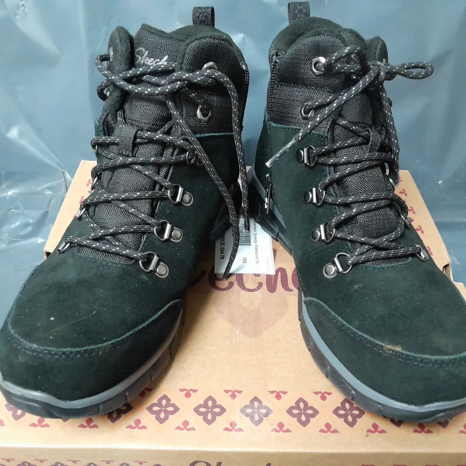 BOXED SKECHERS SYNERGY BOOTS IN BLACK - SIZE 6