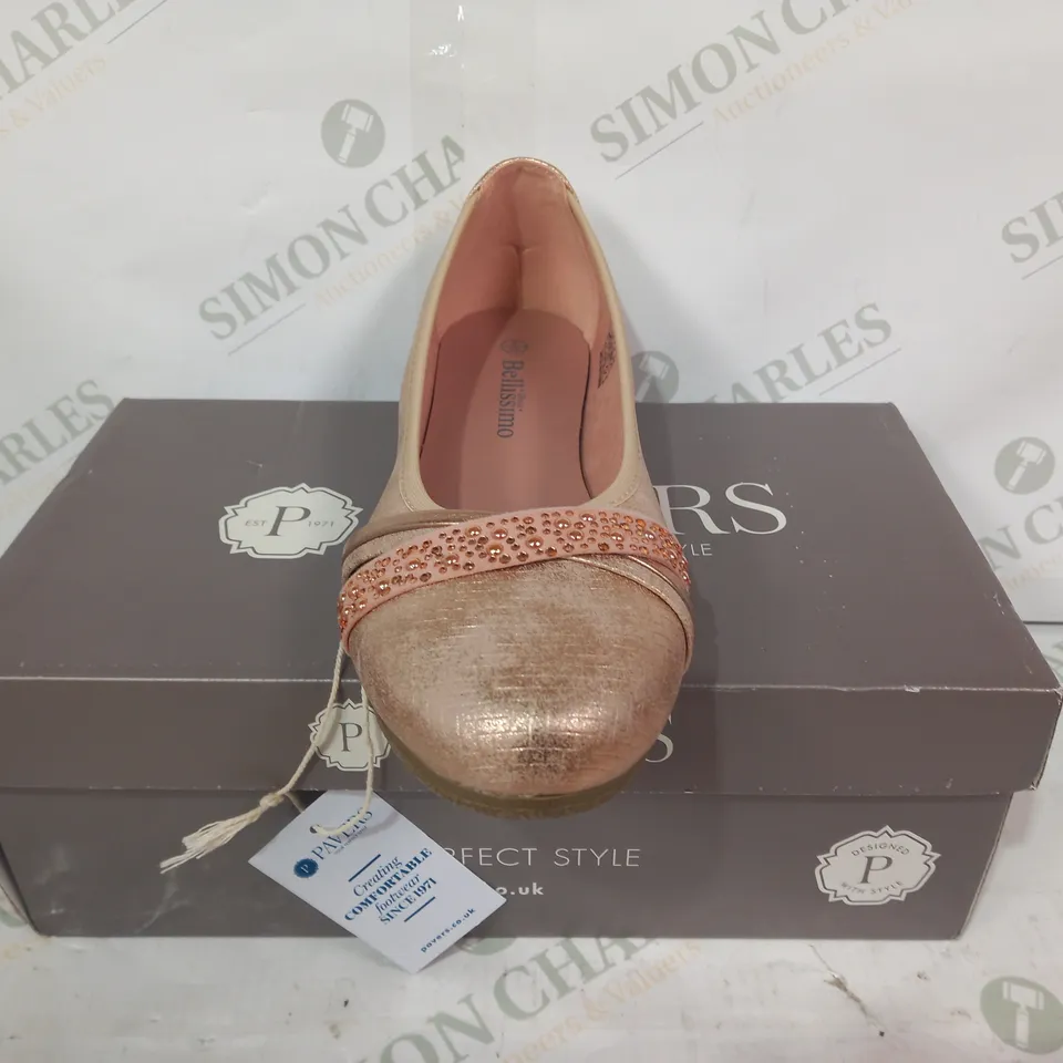 BOXED PAIR OF PAVERS BELLISSIMO SLIP-ON SHOES IN ROSE GOLD W. JEWEL EFFECT SIZE 6
