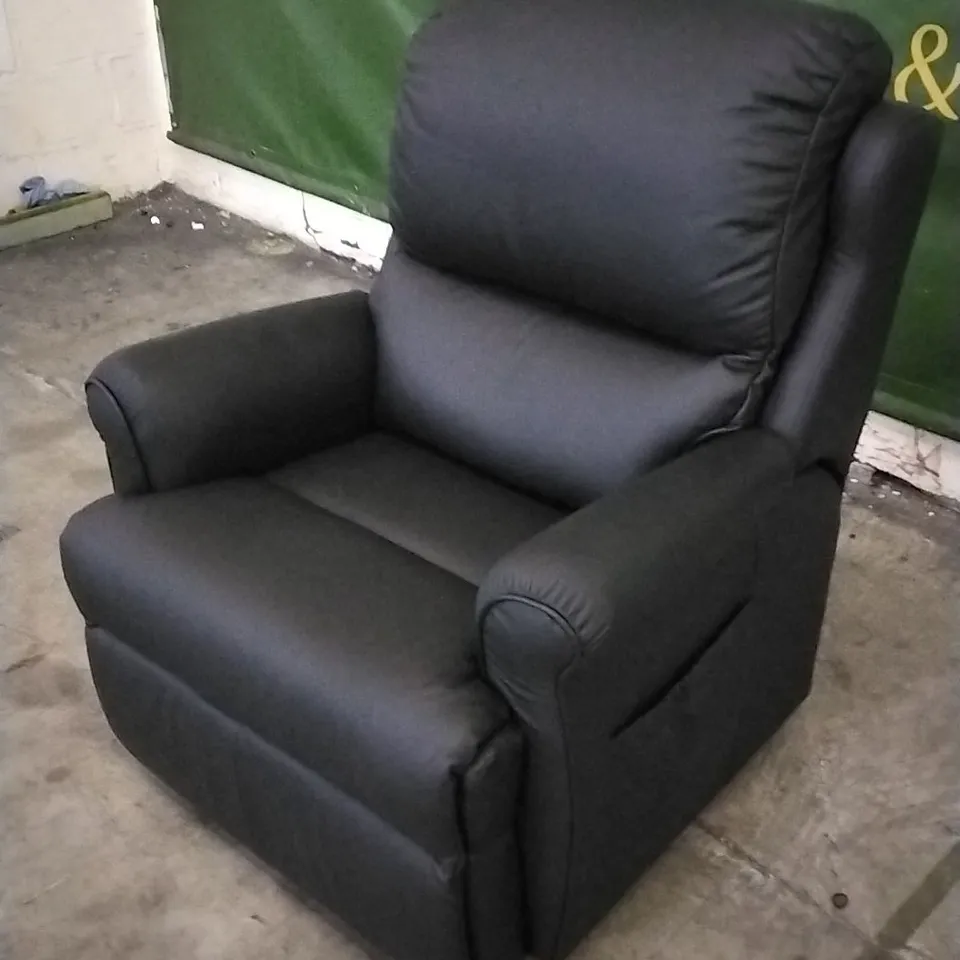 QUALITY BRITISH DESIGNED & MANUFACTURED G PLAN NEWMARKET LARGE DUAL ELEVATE CAMBRIDGE BLACK LEATHER ARMCHAIR