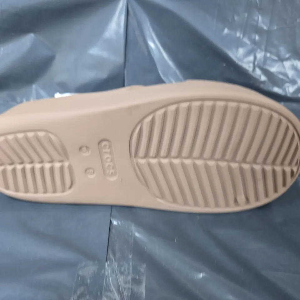 BOXED PAIR OF CROCS HETAWAY PLATFORM H-STRAP CLOGS IN BROWN - UK 7